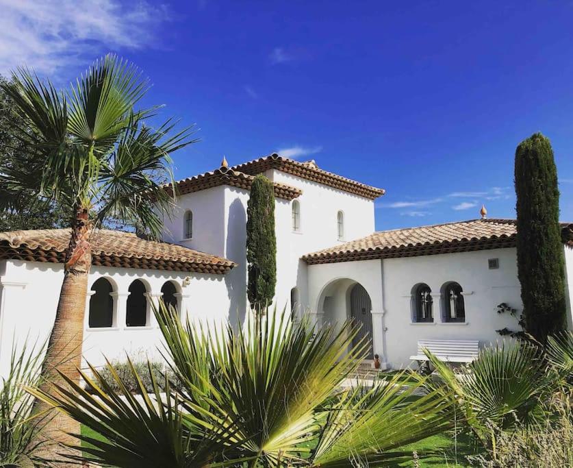Cosy apartment close to beach, great views & pool