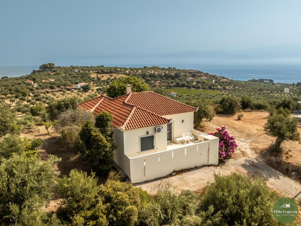 una vista aerea di una casa con l'oceano sullo sfondo di Villa Evgenia a Asíni