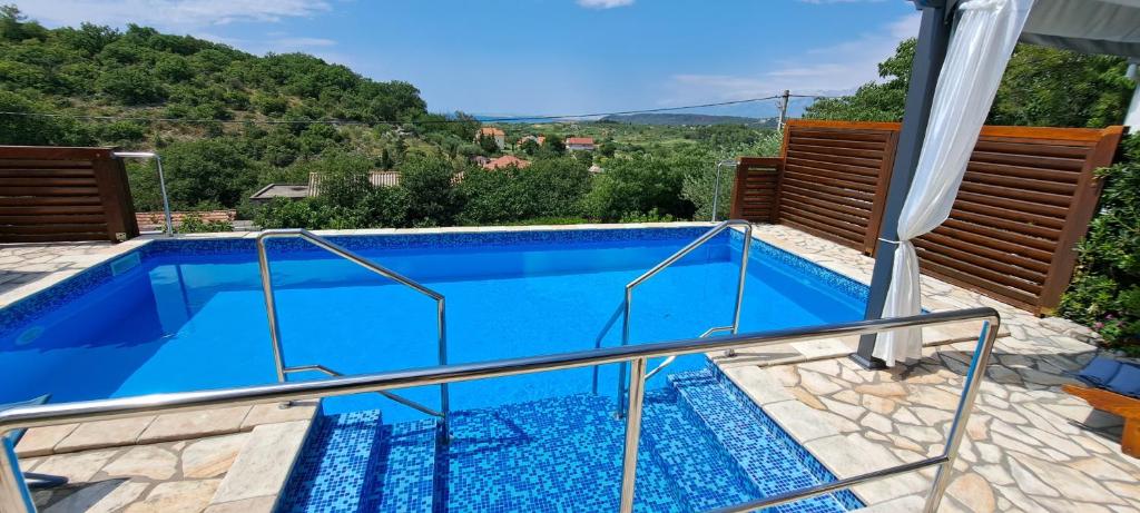 Bazén v ubytovaní Rustic Apartment Mariva alebo v jeho blízkosti