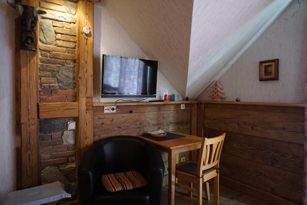 Televiisor ja/või meelelahutuskeskus majutusasutuses Waldhotel Weitblick