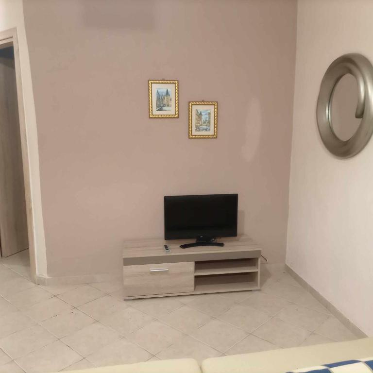 TV a/nebo společenská místnost v ubytování Fanis Apartments