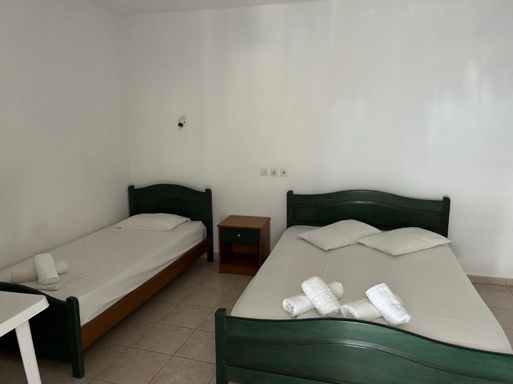 Postel nebo postele na pokoji v ubytování SIROS HOTEL