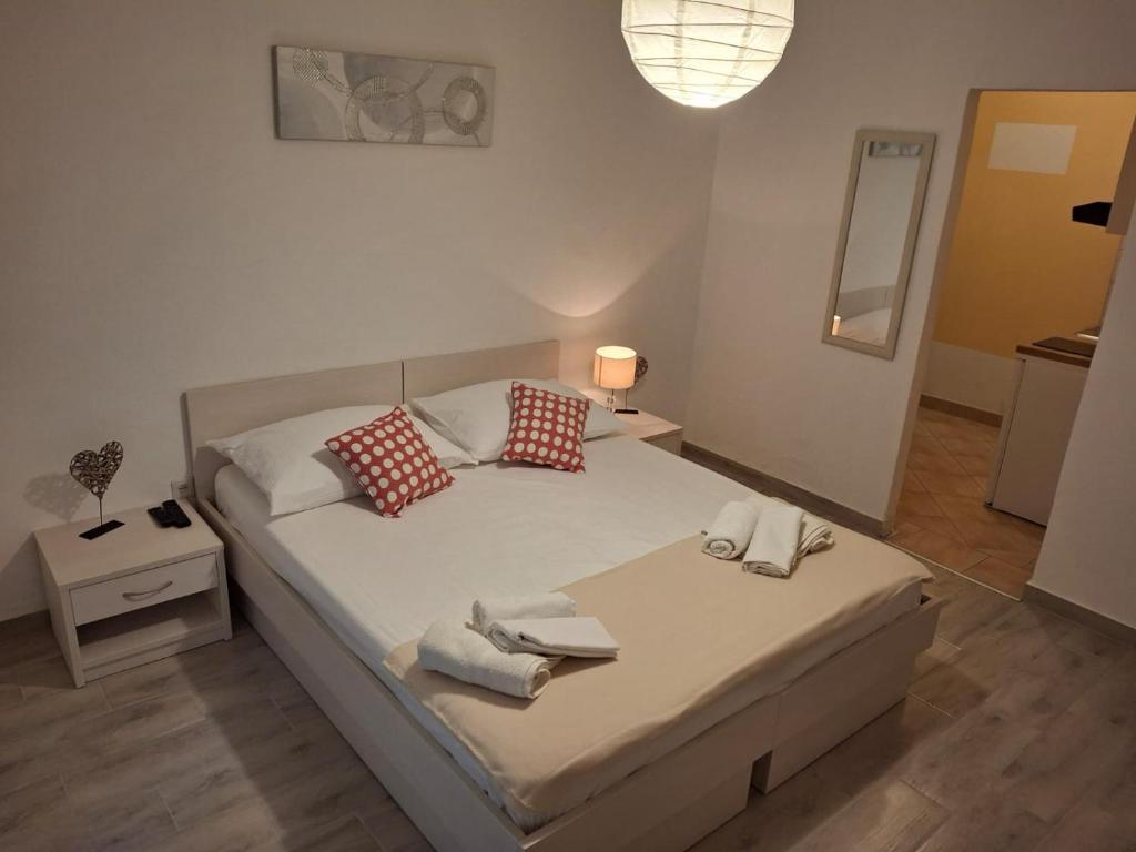 Postel nebo postele na pokoji v ubytování Apartments Mirjana