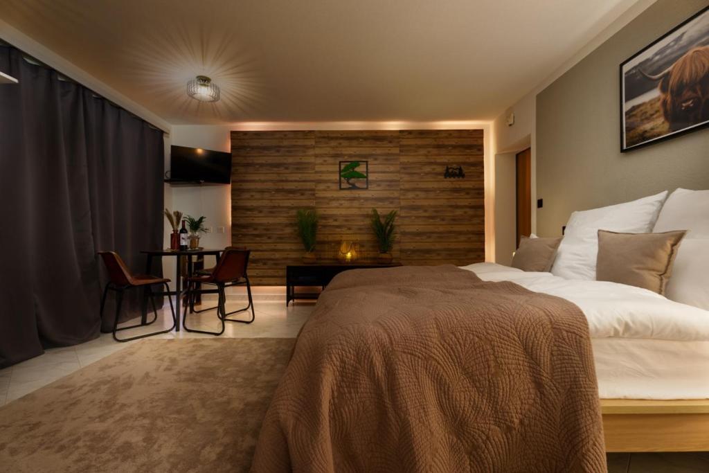 Postel nebo postele na pokoji v ubytování Helles, Chalet-Stil Apartment mit Allalinblick
