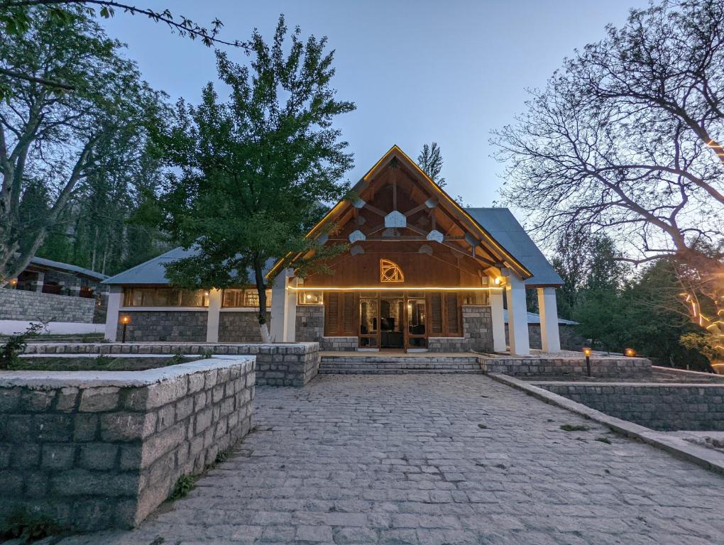 KhapaluDestination Hotel Khaplu的一栋建筑前有一条石头车道的房屋