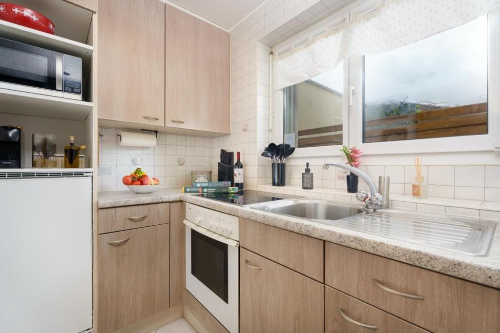 Kuchyň nebo kuchyňský kout v ubytování Helles, Chalet-Stil Apartment mit Allalinblick