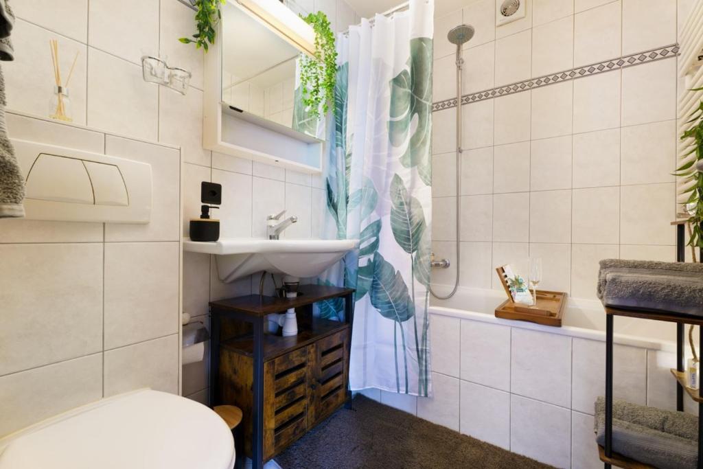 Koupelna v ubytování Helles, Chalet-Stil Apartment mit Allalinblick