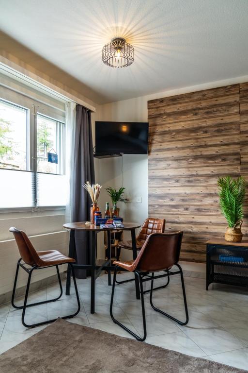 TV a/nebo společenská místnost v ubytování Helles, Chalet-Stil Apartment mit Allalinblick