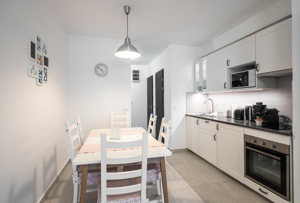 Kuchyň nebo kuchyňský kout v ubytování Aranymandula apartmanok