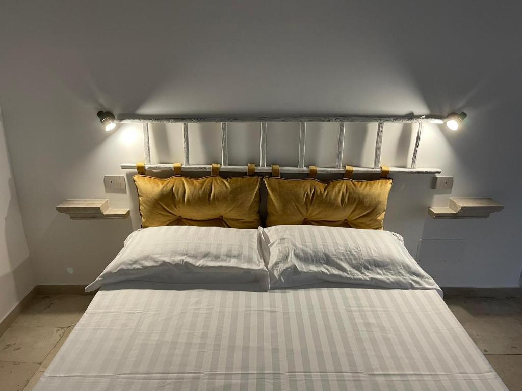 Una cama o camas en una habitación de Casa Mariù