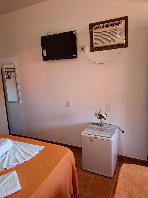TV a/nebo společenská místnost v ubytování Pousada Biribiri Arraial D'ajuda - À 10 metros da Rua Mucugê