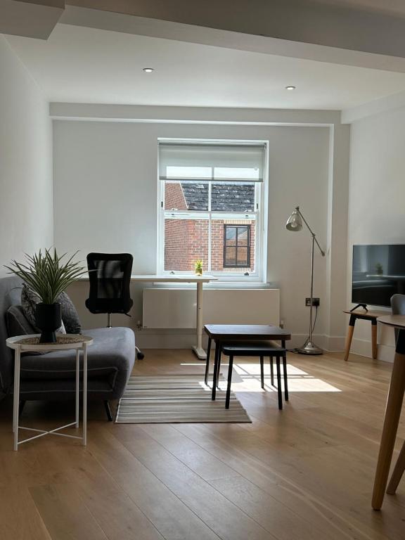 Two bedroom flat in Central Guildford Surrey, Guildford (updated prices