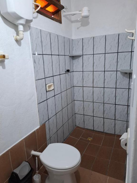Koupelna v ubytování Pousada Biribiri Arraial D'ajuda - À 10 metros da Rua Mucugê