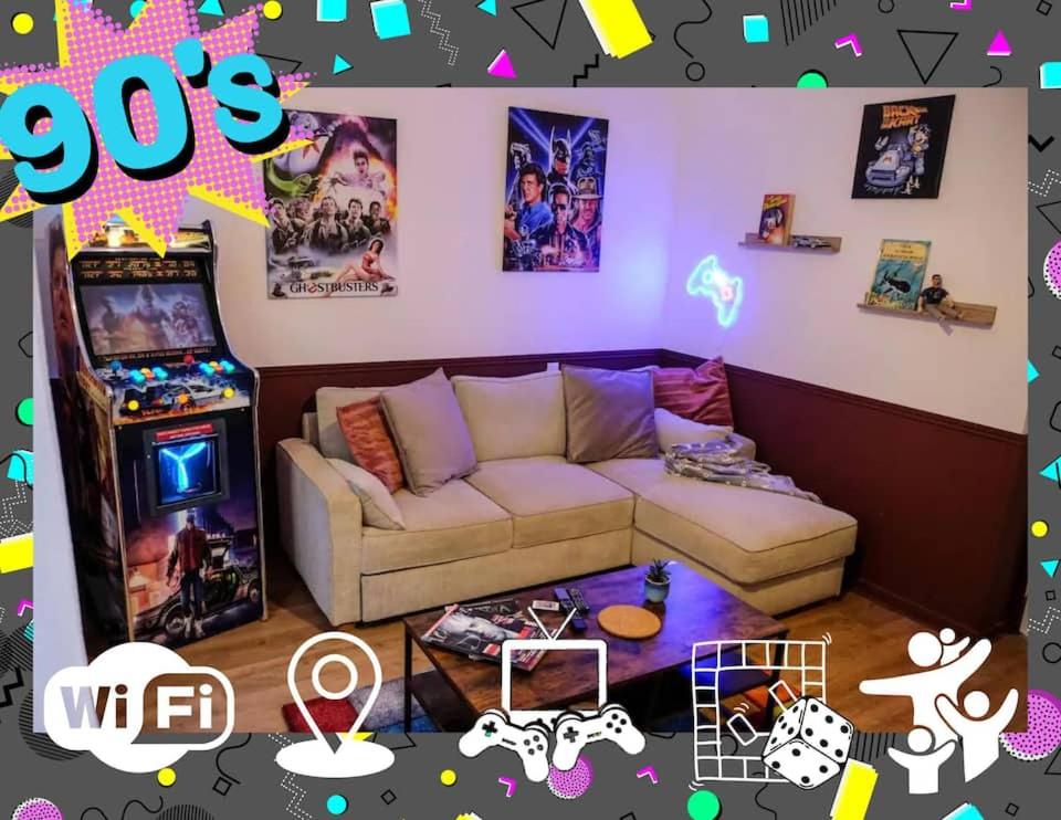 - un salon avec un canapé et un jeu vidéo dans l'établissement Nostalgie 90- emplacement idéal- parking gratuit, à Boulogne-sur-Mer