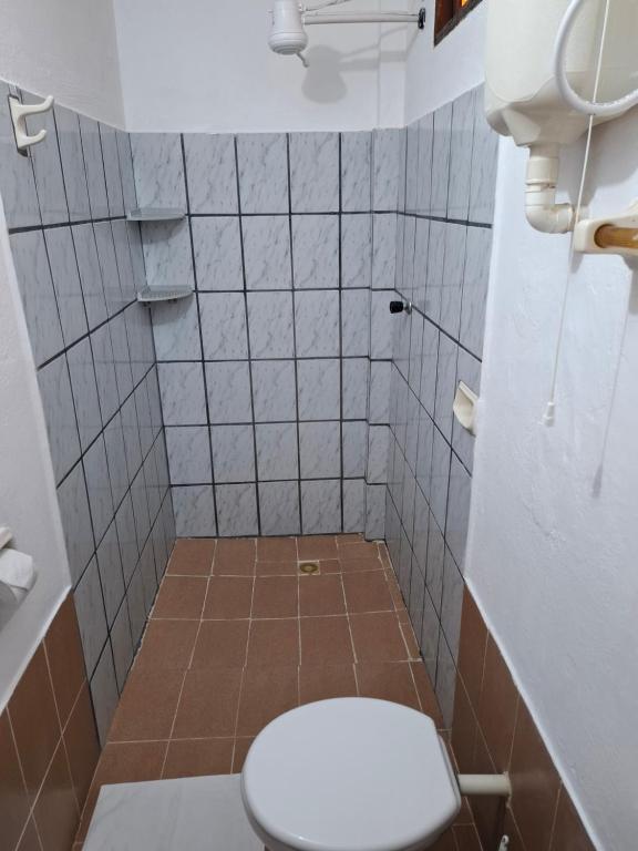 Koupelna v ubytování Pousada Biribiri Arraial D'ajuda - À 10 metros da Rua Mucugê