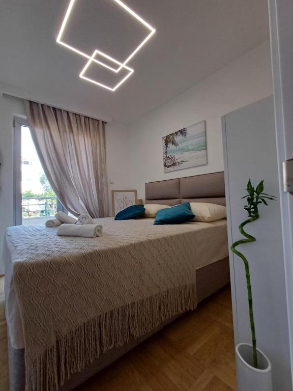 a bedroom with a bed and a window at Apartment Milan in Boreti
