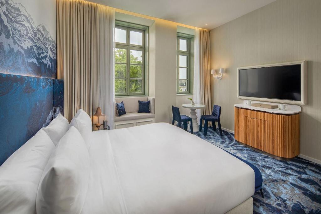 Postel nebo postele na pokoji v ubytování Kimpton BEM Budapest by IHG