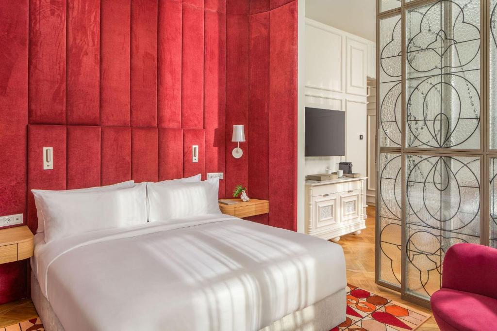 Postel nebo postele na pokoji v ubytování Kimpton BEM Budapest by IHG
