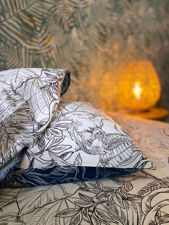 un lit avec deux oreillers dessus dans l'établissement Appartement - Cannes proche Croisette avec jardin, à Cannes