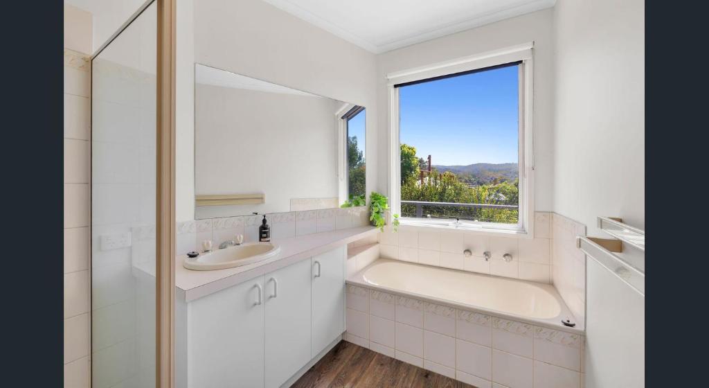 Un baño de Fairview Central With A View