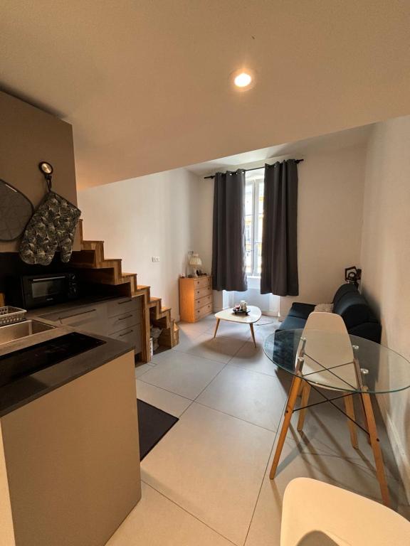 Il comprend une cuisine et un salon avec une table en verre. dans l'établissement 1 Bedroom Flat in heart of nice, à Nice