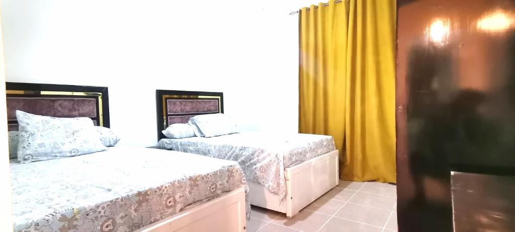 Ένα ή περισσότερα κρεβάτια σε δωμάτιο στο منتجع جولدن بيتش 1