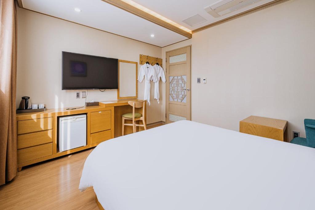 Postel nebo postele na pokoji v ubytování Nohyung Hotel