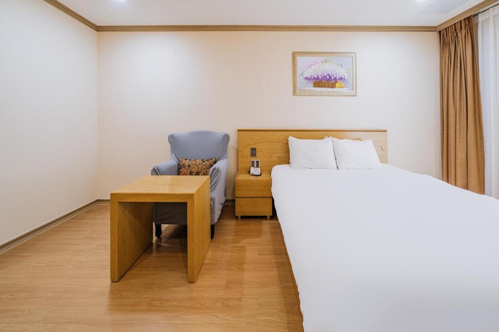 Postel nebo postele na pokoji v ubytování Nohyung Hotel