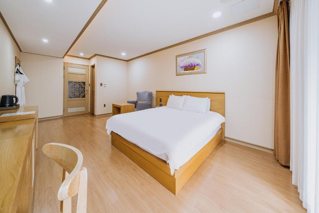 Postel nebo postele na pokoji v ubytování Nohyung Hotel