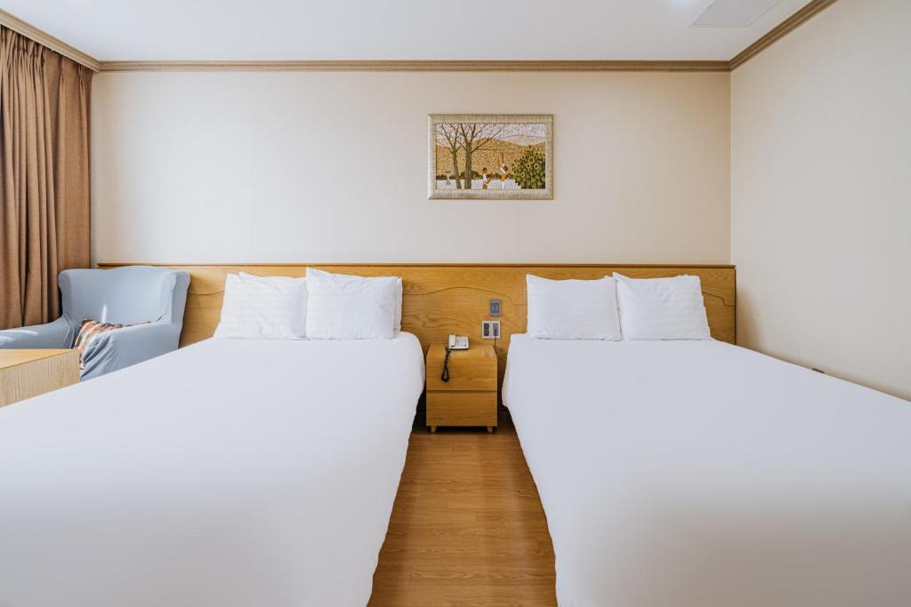 Postel nebo postele na pokoji v ubytování Nohyung Hotel