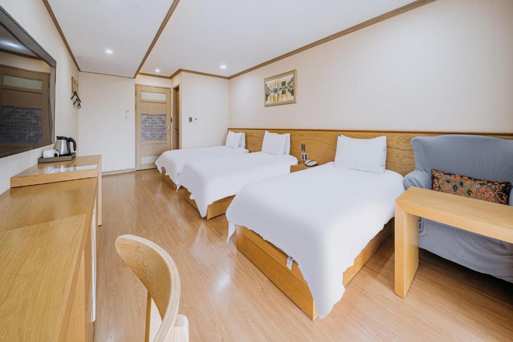 Postel nebo postele na pokoji v ubytování Nohyung Hotel
