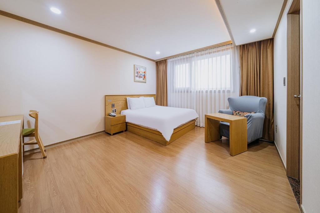 Postel nebo postele na pokoji v ubytování Nohyung Hotel