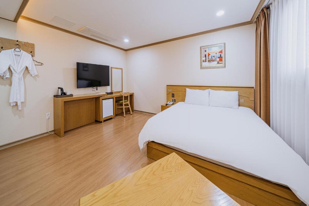 Postel nebo postele na pokoji v ubytování Nohyung Hotel