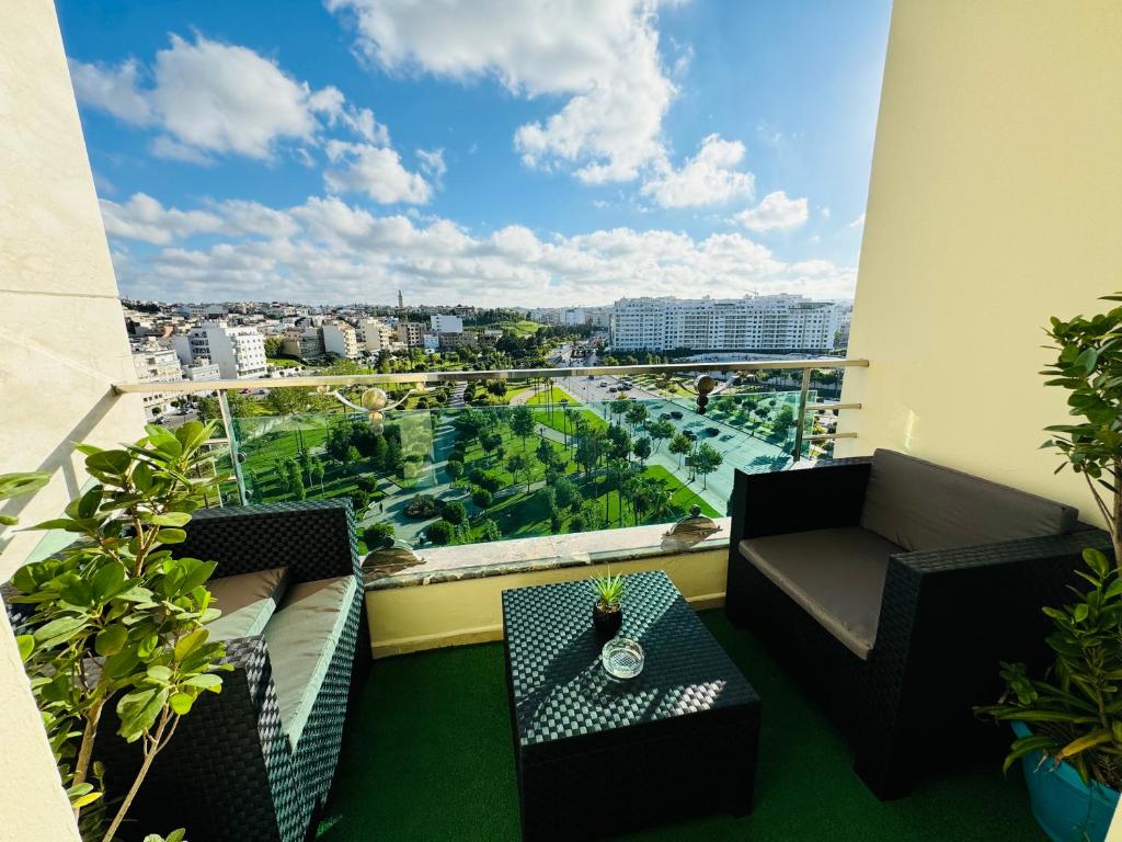 Modern 3 Bedroom Apartment in the Heart of Tangier - Appartement Met Balkon