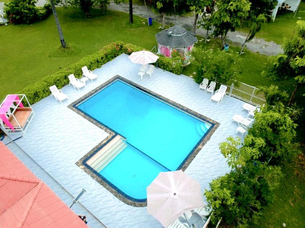 Bazén v ubytování Baan Golden Resort & Residences nebo v jeho okolí