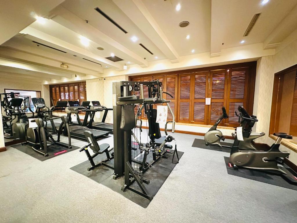 Fitness centrum a/nebo fitness zařízení v ubytování Wei-Yat Grand Hotel