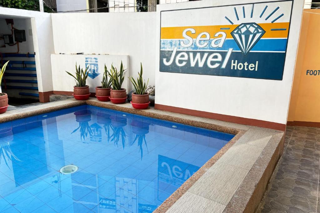 Bazén v ubytování Sea Jewel Hotel Puerto Galera powered by Cocotel nebo v jeho okolí