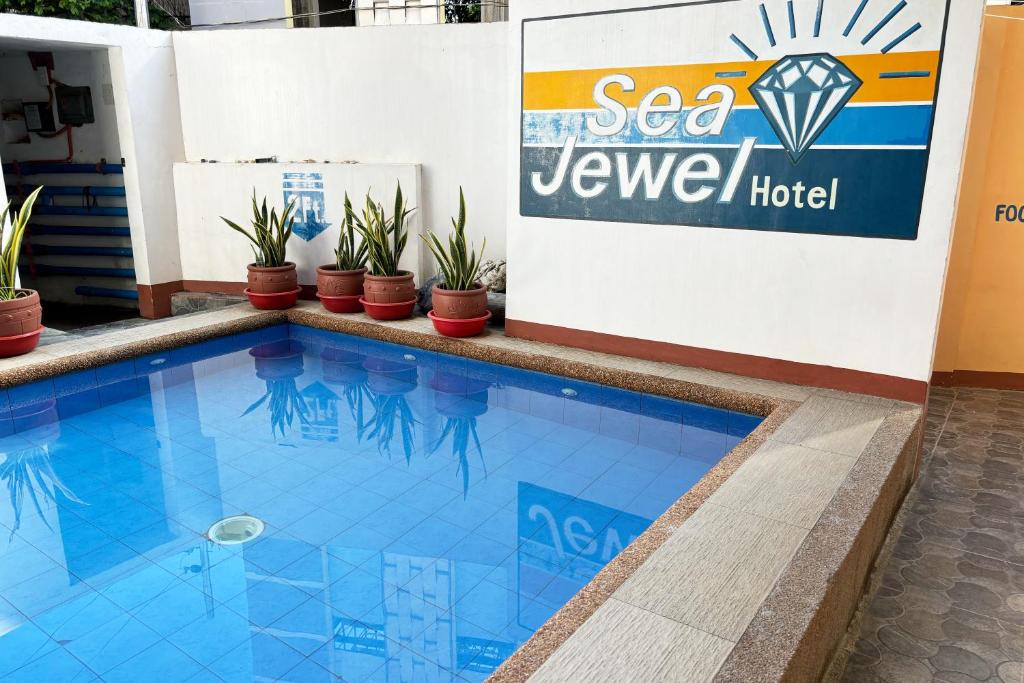 Bazén v ubytování Sea Jewel Hotel Puerto Galera powered by Cocotel nebo v jeho okolí