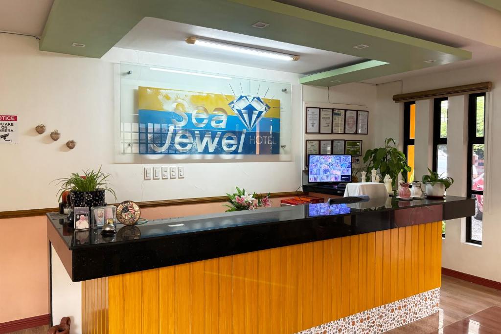 TV a/nebo společenská místnost v ubytování Sea Jewel Hotel Puerto Galera powered by Cocotel