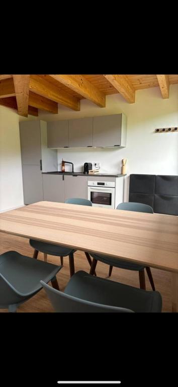 une cuisine avec une table en bois et deux chaises dans l'établissement Logement route de vin, à Bœrsch
