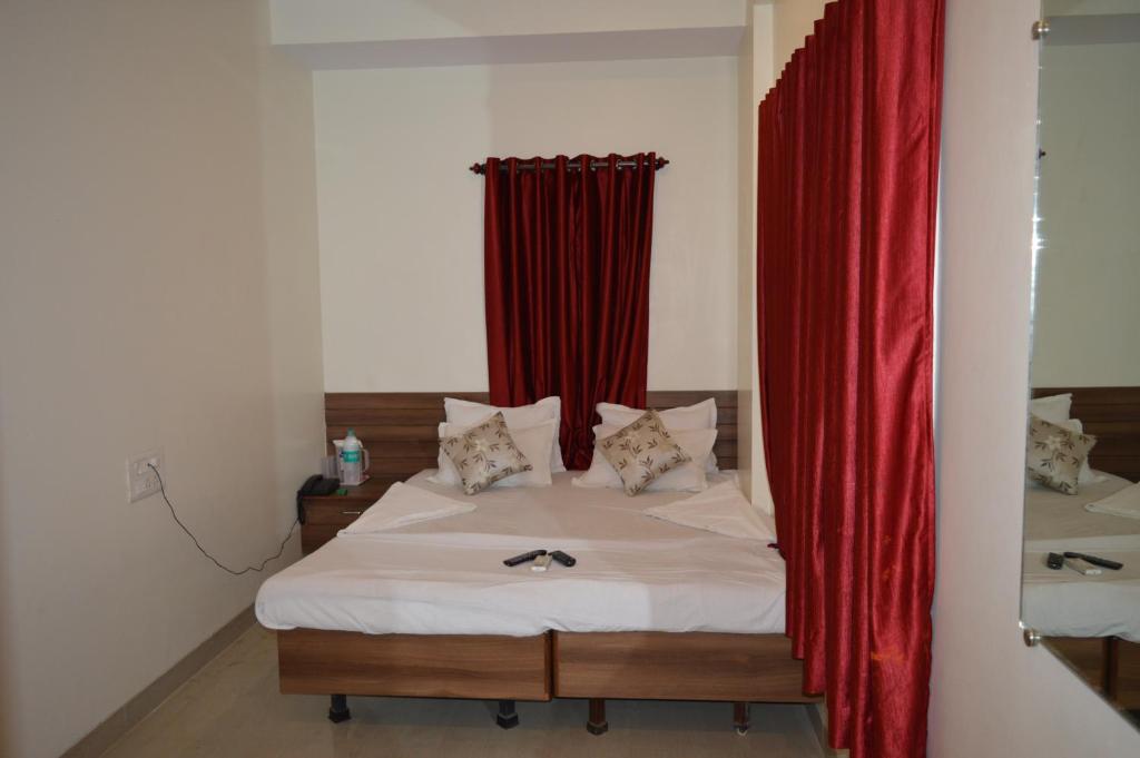 Postel nebo postele na pokoji v ubytování Hotel Visau,Shirdi
