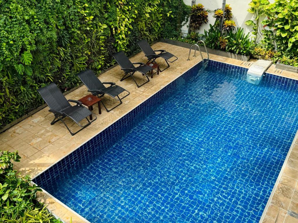 Bazén v ubytování Dinsomon Hotel nebo v jeho okolí