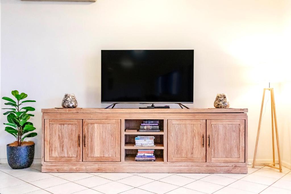 A television and/or entertainment centre at Oceanview Tropical - A Top End Poolside Oasis