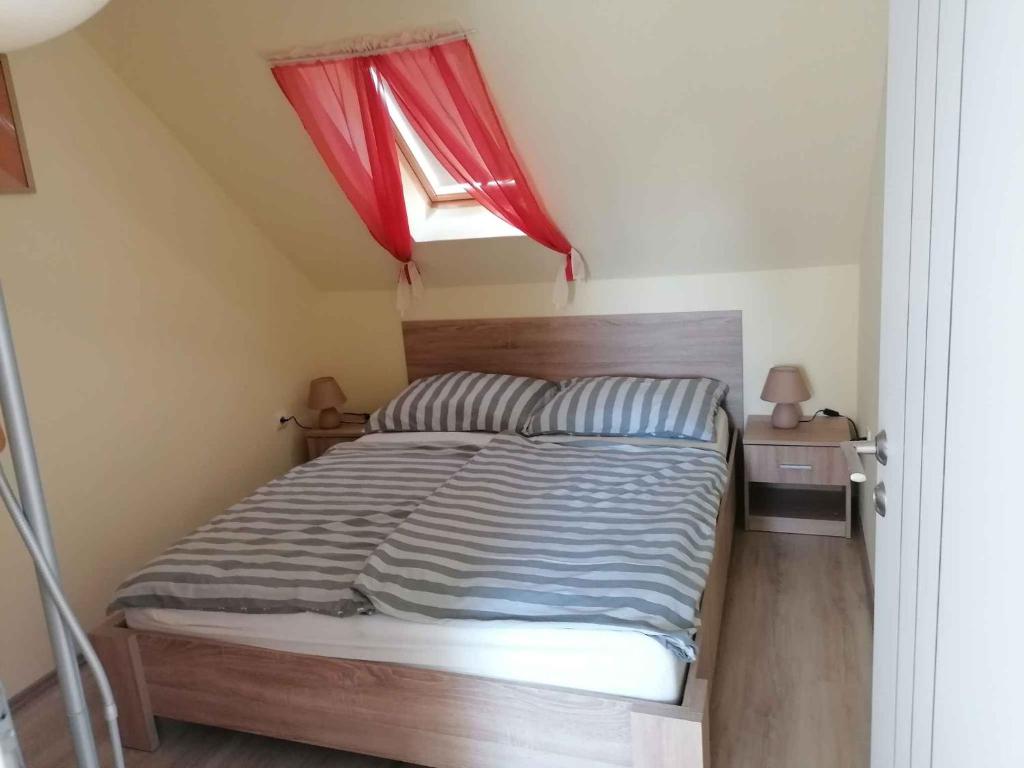 Posteľ alebo postele v izbe v ubytovaní Apartment in Zamardi/Balaton 20348