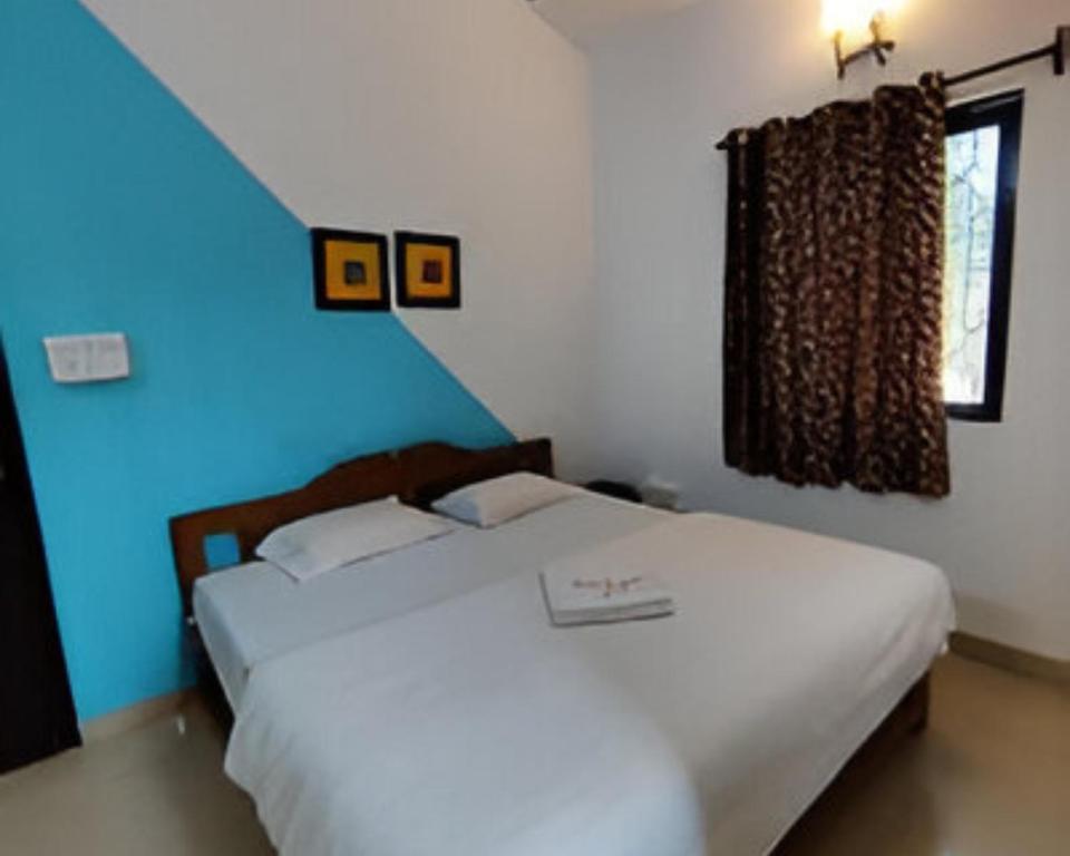 Postel nebo postele na pokoji v ubytování Ronne's 2BHK Lagoon Apartment -Calangute
