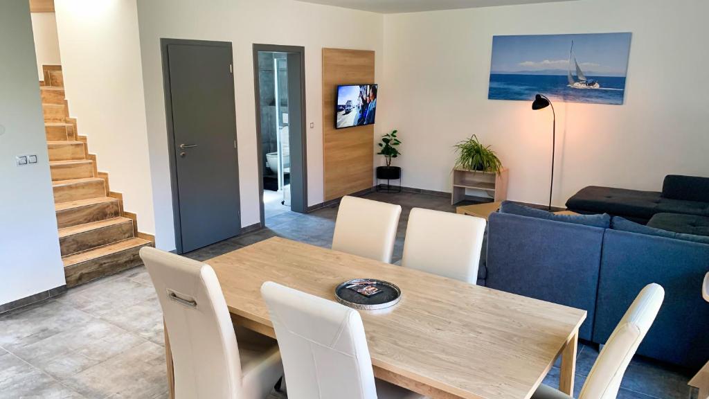TV a/nebo společenská místnost v ubytování Apartmánové domy Lipno 1