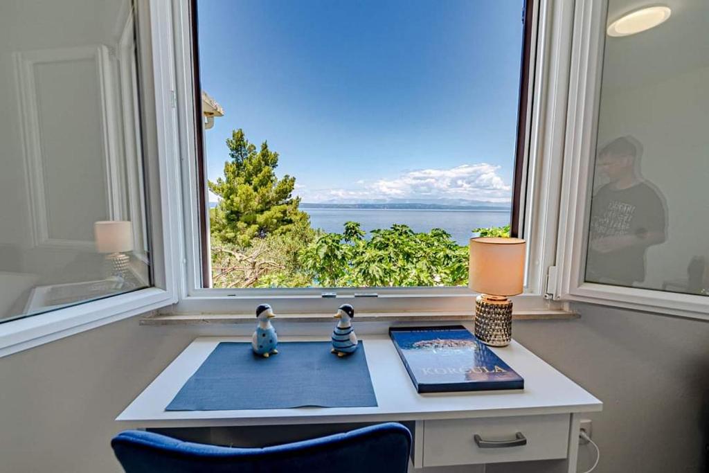BlatoにあるMediterranean vacation homeのデスク、海の景色を望む窓が備わります。