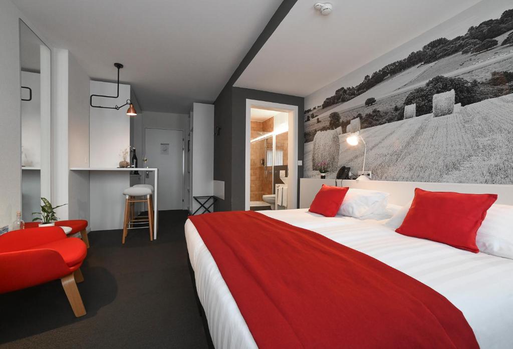 Postel nebo postele na pokoji v ubytování Home Swiss Hotel
