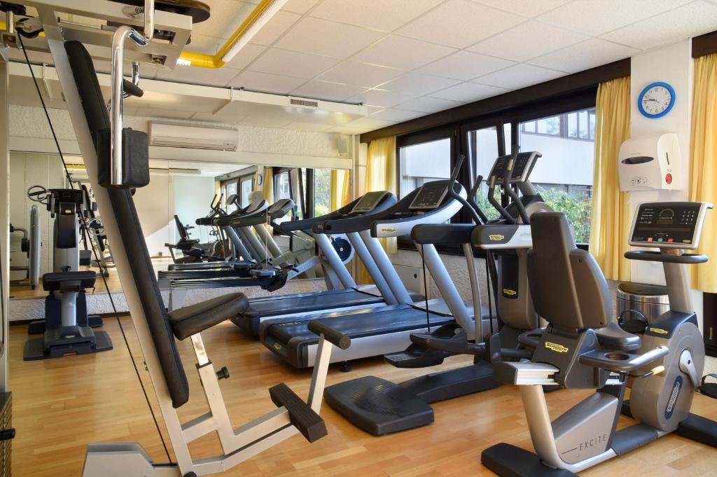 Fitness centrum a/nebo fitness zařízení v ubytování Home Swiss Hotel