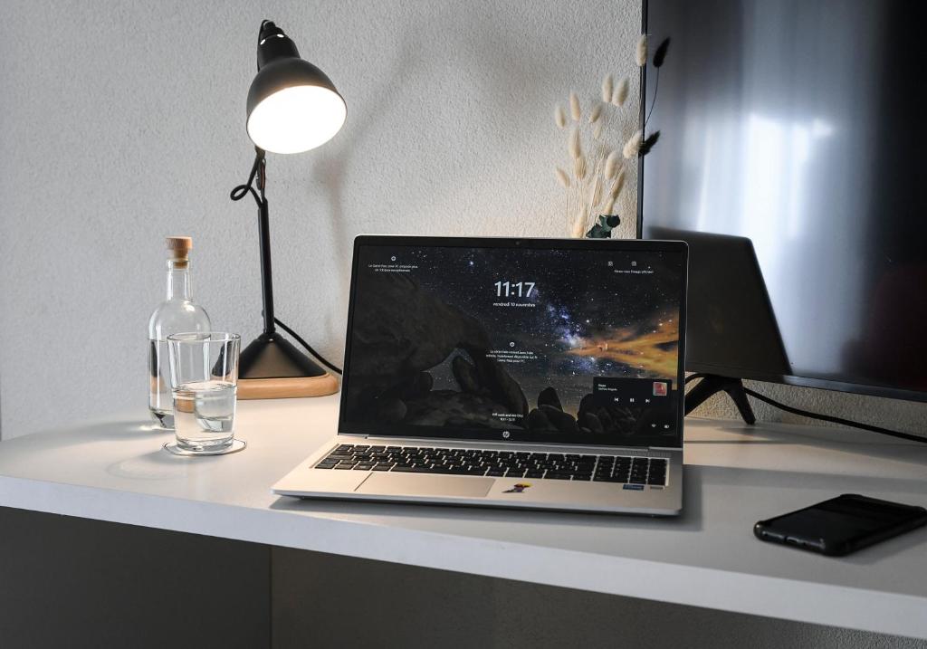TV a/nebo společenská místnost v ubytování Home Swiss Hotel